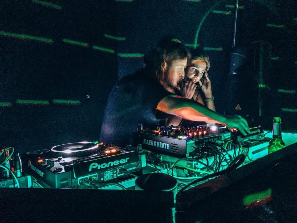 Zwei Djs während dem Auflegen im Club