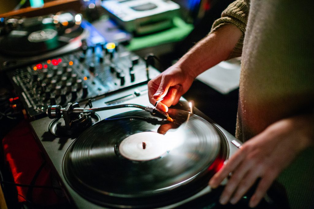 DJ mit Vinyl