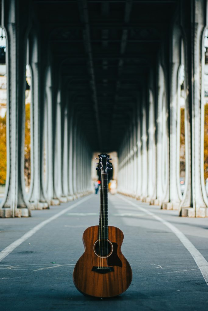 Gitarre unter Brücke