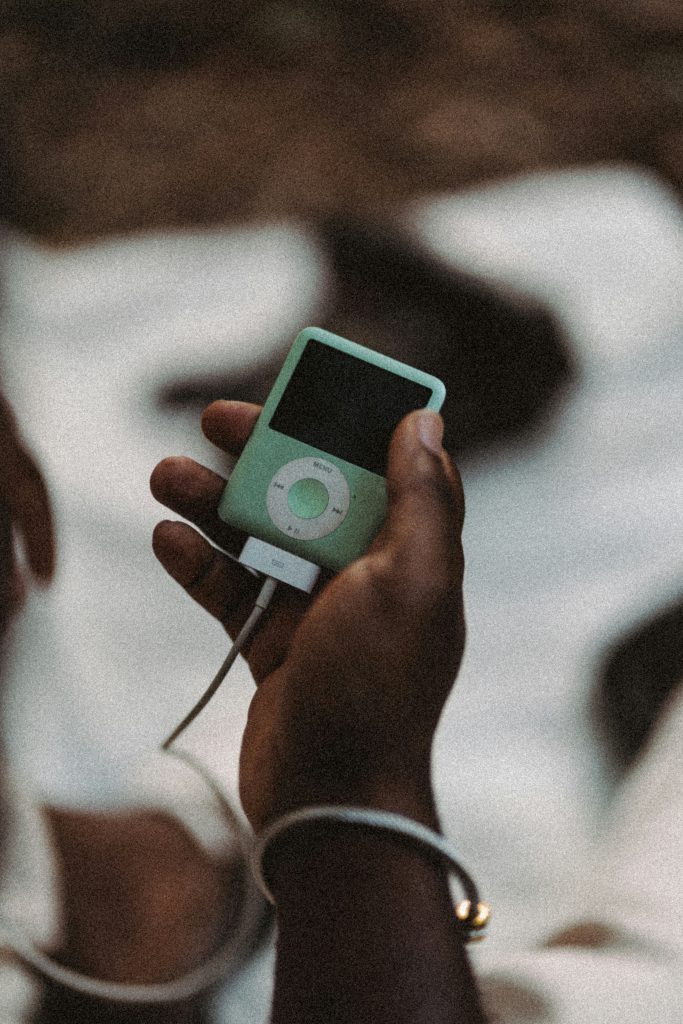 Grüner Ipod in Hand